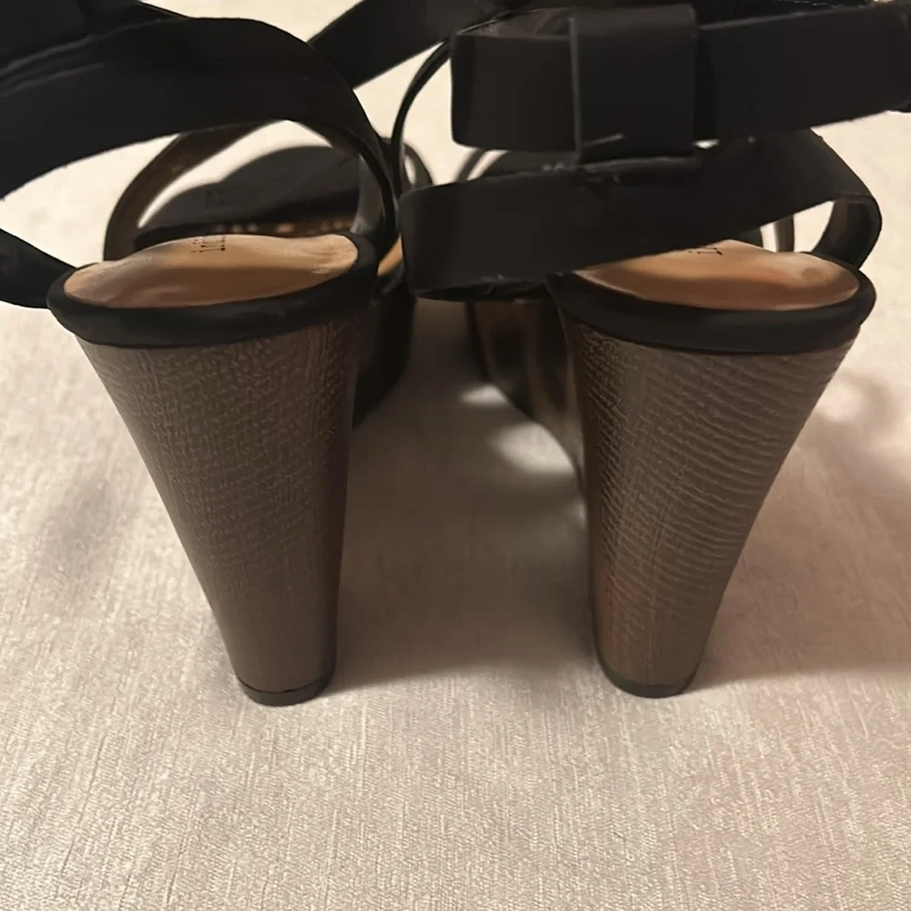 Indigo rd. Women’s Wedged Shoes Like brand new condition Size 8.5